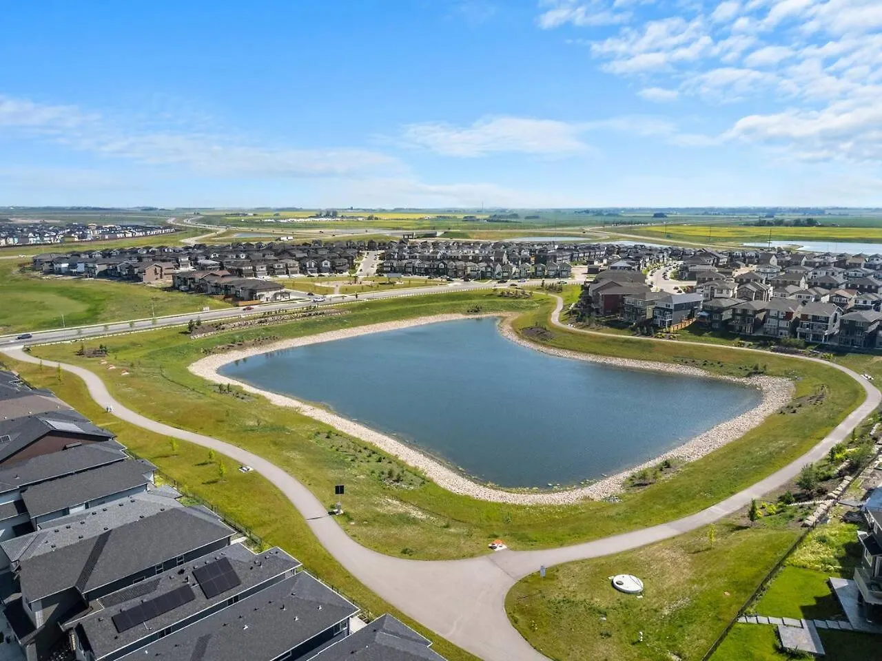 Large House Near Calgary Airport With Central Ac, Double Car Garage Parking, Free Banff Access, Netflix, Sleeps 8