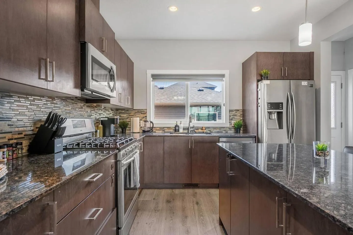 Holiday home Large House Near Calgary Airport With Central Ac, Double Car Garage Parking, Free Banff Access, Netflix, Sleeps 8 Canada