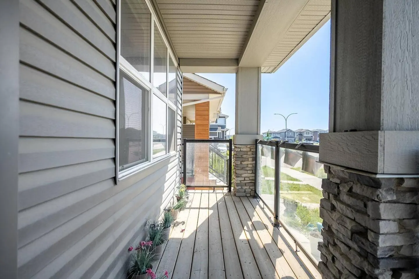 Holiday home Large House Near Calgary Airport With Central Ac, Double Car Garage Parking, Free Banff Access, Netflix, Sleeps 8